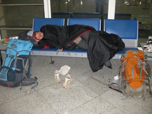 ... et on fait un petit dodo à l'aéroport d'Athènes en attendant l'ouverture des guichets de la compagnie Swiss à quatre heures du matin.