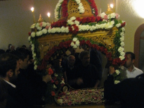 Vendredi Saint. Cérémonie d'Épitaphios : procession du cercueil de Jésus dans le village de Mirthios