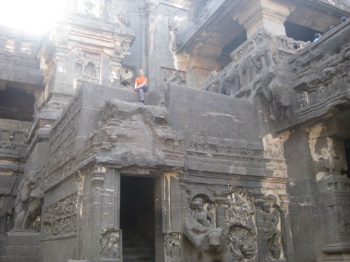Le temple Kailasanatha sculpté de haut en bas par les artistes dans 85.000 tonnes métriques de pierre. 