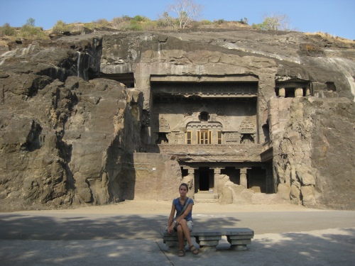 Zoé devant l'éntrée de la grotte numéro 10 la plus splendide des grottes boudhistes