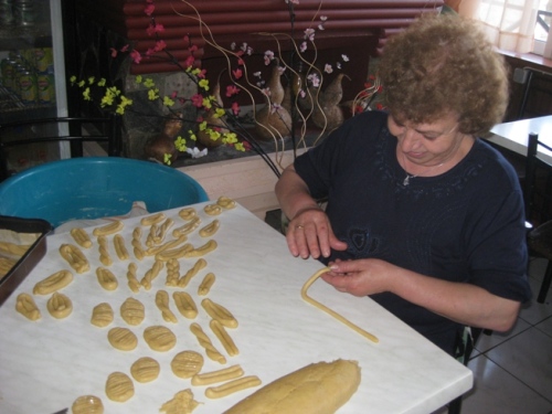 À l'intérieur les femmes préparent les biscuites de Pâques 